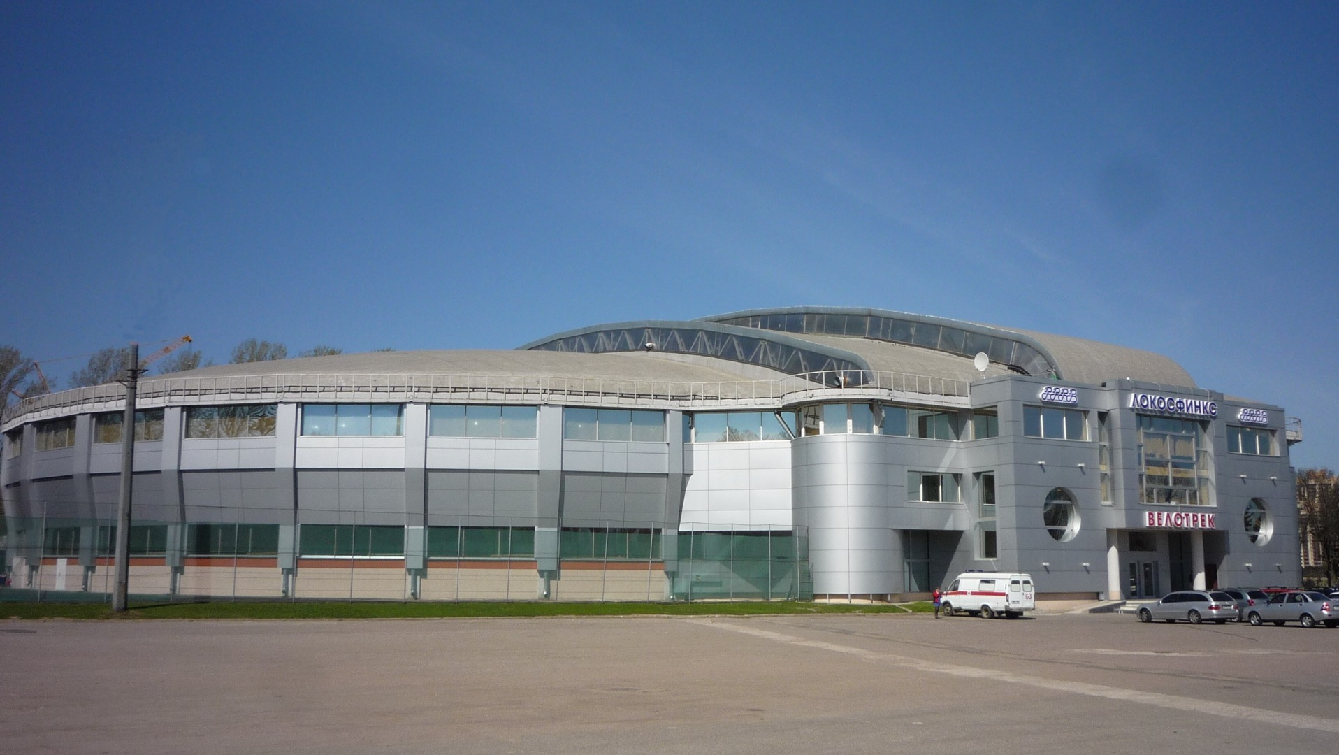 Вот уже больше десяти лет в элитном районе Петербурга на Крестовском острове высится серебряный купол велотрека. Каждый день сюда со всего города съезжаются ребята, чтобы,постепенно постигая азы велоспорта, научиться побеждать. Под неустанным вниманием именитых тренеров на современных велосипедах и в профессиональной форме дети могут и в мороз и когда на улице проливной дождь заниматься велоспортом в тёплом и просторном помещении. День за днём, шлифуя мастерство старта, прохождения поворотов, обгона и финиша, вникая в тонкости новых дисциплин,каждый юный гонщик задаётся вопросом : "- А что дальше?" Следующий шаг в освоении секретов велоспорта,следующая ступенька карьерного роста - велолицей. На сегодняшний день, сменив несколько "квартир", лицей обрёл постоянное место прописки рядом с велотреком в новом здании, обустроенном всем необходимым. Тёплые комнаты, душевые, санузлы , стиральные машины и даже классы для занятий. И если гонщика зачислили в лицей, то он двадцать четыре часа в сутки находится не просто под наблюдением тренеров, но и на полном обеспечении. Теперь он неотъемлемая часть команды "Локосфинкс" и обязан каждый день доказывать своё право на место в команде своими результатами, вернее постоянным их улучшением. Юные спортсмены и их родители должны быть готовы к тому, что будет безумно тяжело, но бесконечно интересно. Профессиональные занятия подразумевают серьёзное отношение к спорту. Подъём в семь часов утра, первая тренировка - в семь пятнадцать. Между тренировками занятия в школе.Очень важно, что не дети ездят на занятия, а преподаватели приходят на урок в лицей. Даже сегодня, когда лицей уехал в Крым на сборы продлевать шоссейный сезон, с ними преподаватель, каждый день проводящий обучение.Небольшое количество учеников даёт учителю возможность индивидуального подхода к каждому ребёнку, тем самым обеспечивая беспроигрышную сдачу государственных экзаменов. Проверенно! Многие папы и мамы, бабушки и дедушки, пытаясь взвесить все "ЗА" и "ПРОТИВ" профессионального занятия велоспортом, иногда в приватных беседах сравнивают велолицей с золотой клеткой. Это не так. Любой ребёнок, не смотря на то, что в него уже вложено не мало средств и тренерского труда, может в любой момент всё бросить и уйти. Однако сложный и строгий процесс отбора спортсменов позволяет избегать "случайных попутчиков" и из года в год приносит свои результаты. Многие выпускники лицея, поднимаясь по карьерной лестнице,переходят в Центр Олимпийской Подготовки. Конечно же ребята, чьей мечте не суждено сбыться, не потеряли ничего, кроме пустой болтовни во дворе и шанса научиться курить в юном возрасте.Напротив они приобретут очень важные черты характера - аккуратность в быту, самостоятельность, умение работать в коллективе, физическое здоровье, силу воли и стремление побеждать. Да,конечно здесь будут разочарования, падения и даже серьёзные травмы, куда без них. Но именно благодаря поражениям можно узнать цену победы. Всем известно, что "золотые медали не из золота. Они из пота, решимости и непреодолимой воли к победе. Они сделаны из слёз и боли. Они сделаны из детских душ в которых когда-то поселилась мечта стать чемпионом".